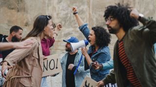 emotioneel beladen protest tussen twee kanten