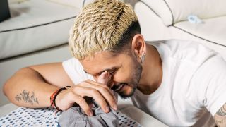 persoon spelend met babyvoetje
