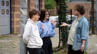 drie personen in gesprek of discussie