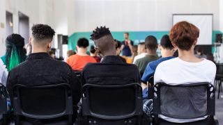 klaslokaal met jongeren perspectief vanuit achterin de klas