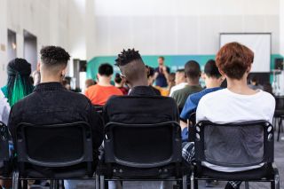 klaslokaal met jongeren perspectief vanuit achterin de klas