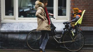 moeder met kind op de fiets kind in het kinderzitje
