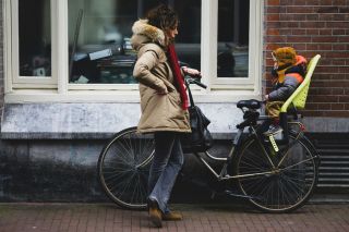 moeder met kind op de fiets kind in het kinderzitje