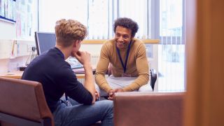 vrolijke conversatie tussen man en jongen