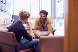 vrolijke conversatie tussen man en jongen