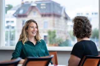 twee vrouwen in gesprek