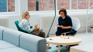 twee vrouwen zittend aan het praten