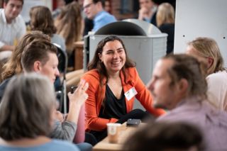 groep mensen aan het praten radaradvies medewerkers