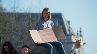 vrouw met bord tijdens protest