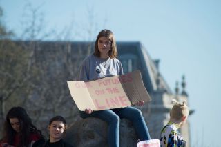 vrouw met bord tijdens protest