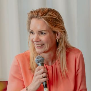 sharon stellaard met microfoon